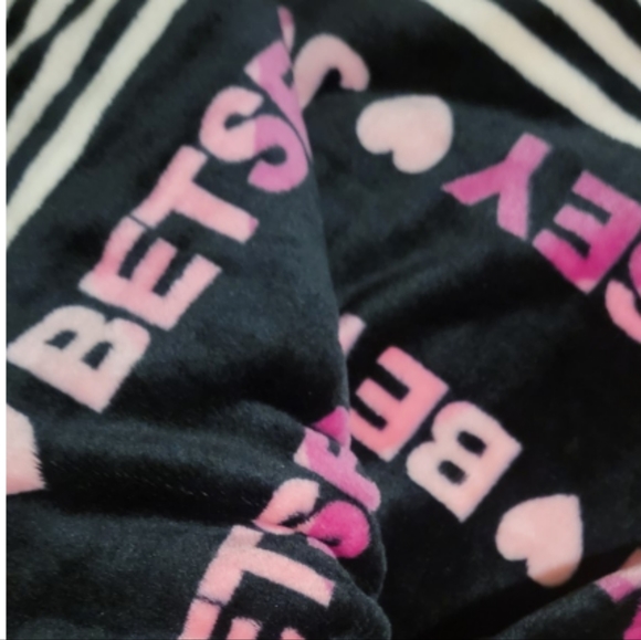 Betsey Johnson Throw - Picture 2 of 4